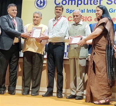 सूचना, लोक संपर्क, भाषा तथा संस्कृति विभाग हरियाणा की उप निदेशक श्रीमती उर्वशी रंगारा को विज्ञापन संबंधित रिलीज़ ऑर्डर एवं बिलिंग सिस्टम प्रक्रिया को ऑनलाइन करने के लिए कंप्यूटर सोसायटी ऑफ इंडिया द्वारा नई दिल्ली में ई-गवर्नेंस पुरस्कार से नवाजा गया