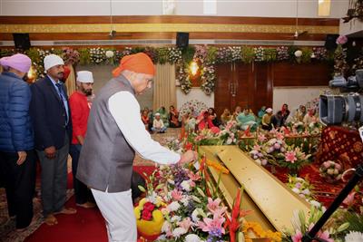 पंजाब के राज्यपाल और प्रशासक यूटी, चंडीगढ़ ने सेक्टर 8, चंडीगढ़ स्थितगुरुद्वारा साहिब में टेका माथा