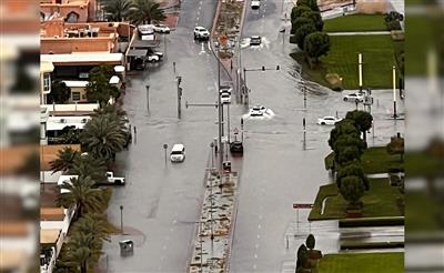 दुबई में भारी बारिश से बाढ़ जैसे हालात, एयरपोर्ट-मेट्रो स्‍टेशनों समेत घरों में घुसा पानी; सब कुछ तैरता दिखा