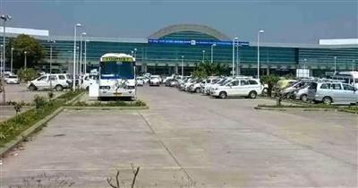 वाराणसी समेत देश के 30 एयरपोर्ट को बम से उड़ाने की धमकी, बढ़ाई गई परिसर की सिक्योरिटी, एक्टिव हुईं जांच एजेंसियां