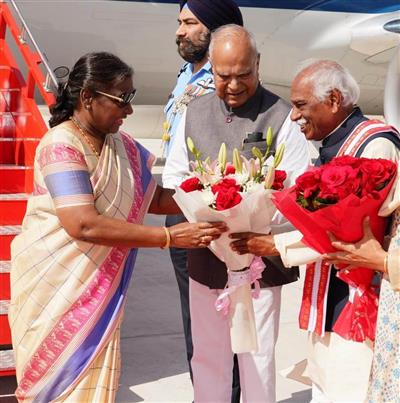 भारत की राष्ट्रपति श्रीमती द्रौपदी मुर्मु का चंडीगढ़ हवाई अड्डे पर हरियाणा के राज्यपाल श्री बंडारू दत्तात्रेय पुष्पगुच्छ भेंट कर स्वागत 
