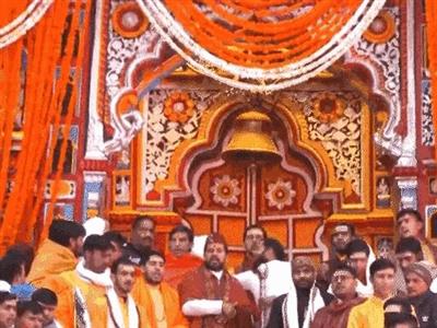 वैदिक मंत्रोच्चार के साथ बद्रीनाथ धाम के कपाट खुले:ब्रह्ममुहूर्त में गणेश और द्वार पूजा हुई, 20 हजार से ज्यादा श्रद्धालु पहुंचे