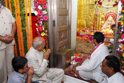 पंजाब के राज्यपाल ने परिवार समेत श्री माता मनसा देवी मंदिर में की पूजा