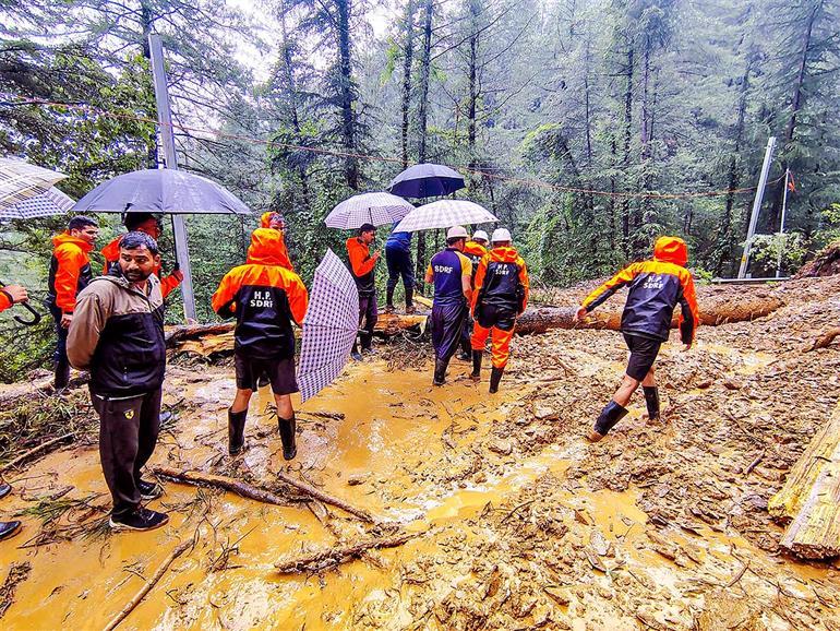 Heavy rain in Himachal Pradesh for three days, 261 roads blocked-guidelines issued: हिमाचल प्रदेश में तीन दिन भारी बारिश, 261 सड़कें बाधित-दिशानिर्देश जारी, दिल्ली-एनसीआर में आज भारी बारिश, दोपहर बाद मौसम बिगड़ सकता है