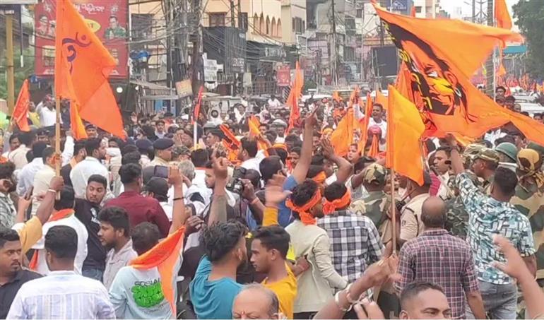 Violence erupts in Cuttack after stone-pelting during idol immersion; कटक में मूर्ति विसर्जन के दौरान पथराव के बाद फैली हिंसा, इंटरनेट बंद, मुख्यमंत्री ने की शांति की अपील