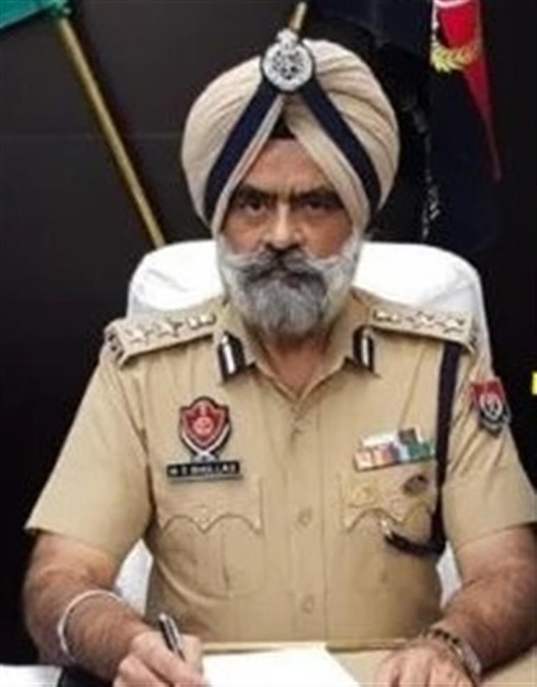 5 crore rupees in cash, gold, and luxury cars recovered from the premises of a bribe-taking DIG, raising questions about corruption again.: घूसखोर DIG के ठिकानों से बरामद 5 करोड़ नकद, सोना और लग्जरी गाड़ियां, भ्रष्टाचार पर फिर उठे सवाल