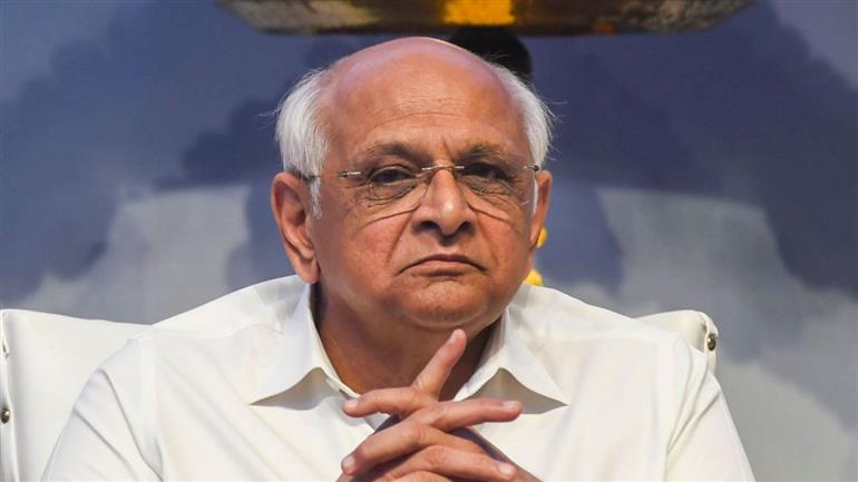 Political earthquake in Gujarat: The entire council of ministers, except the Chief Minister, resigned simultaneously.: गुजरात में सियासी भूचाल: मुख्यमंत्री को छोड़कर पूरी मंत्रिपरिषद ने एक साथ दिया इस्तीफ़ा