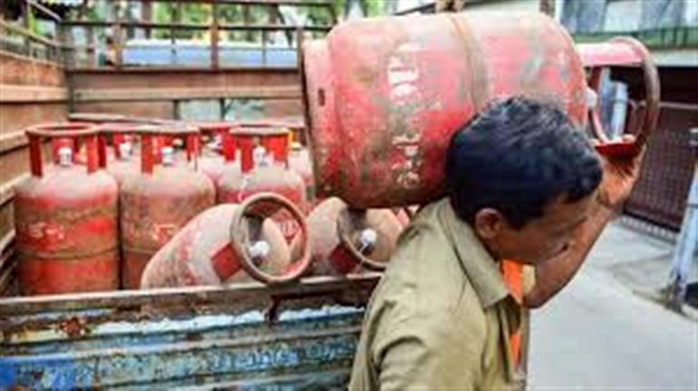 आज से महंगी हुई रसोई गैस: घरेलू LPG 60 और कमर्शियल सिलेंडर 115 रुपए बढ़ा