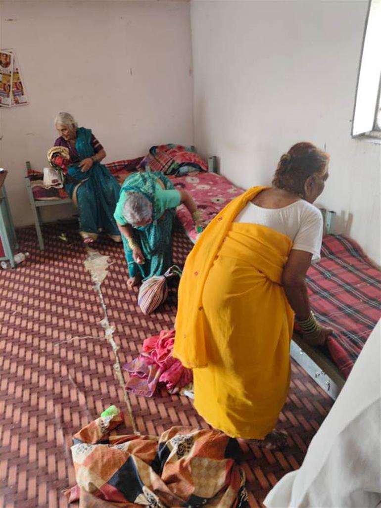 महाराष्ट्र के कारगणी स्थित 'जय श्रीराम सीनियर सिटिज़न होम' के वरिष्ठ नागरिकों ने स्वच्छता अभियान में मिसाल पेश की