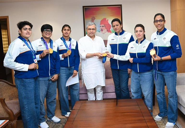 केंद्रीय मंत्री अश्विनी वैष्णव ने रेल भवन में एशियाई खेल 2026 में स्वर्ण पदक विजेता भारतीय महिला कबड्डी टीम से मुलाकात की