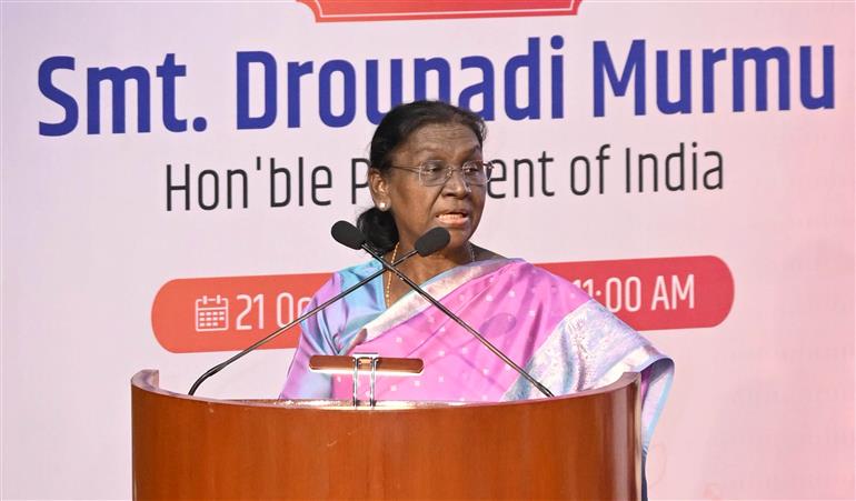 भारत की राष्ट्रपति ने 65वीं राष्ट्रीय कला प्रदर्शनी के चयनित कलाकारों को ललित कला अकादमी पुरस्कार प्रदान किए