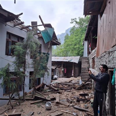 INDIA PAKISTAN TENSIONS: जम्मू-कश्मीर: सीमावर्ती गांवों में पाकिस्तान की गोलाबारी, घर छोड़कर जा रहे लोग