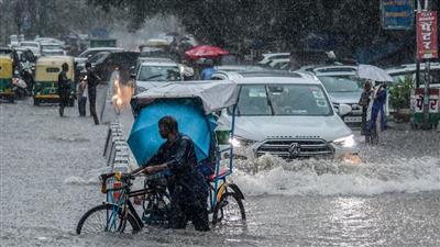 The changing weather in Delhi-NCR wreaked havoc, trees and hoardings fell due to strong storm and hailstorm: दिल्ली-NCR में बदले मौसम ने मचाया कहर, तेज़ आंधी और ओलावृष्टि से पेड़ और होर्डिंग गिरे, सड़कों पर लंबा जाम