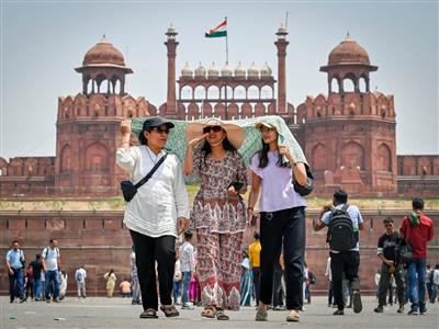 भीषण गर्मी में झुलसी दिल्ली, पारा 45 पार, जारी है रेड अलर्ट 