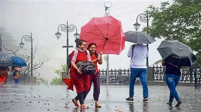 Monsoon knocks in Delhi:: दिल्ली में मानसून की दस्तक: आज झमाझम बारिश के साथ येलो अलर्ट जारी