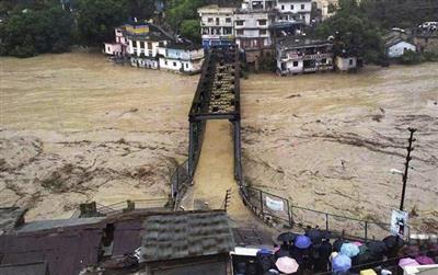 Crumbling mountains, overflowing rivers!:  दरकते पहाड़, उफनती नदियाँ! उत्तराखंड में तबाही , 72 सड़कें बंद, 40 हजार लोग फंसे! 
