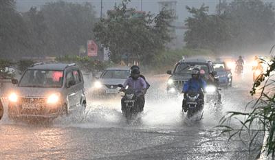 दिल्ली-NCR में मूसलधार बारिश से जनजीवन अस्त-व्यस्त, तीन राज्यों में भारी बारिश की चेतावनी