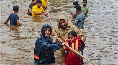 Heavy rains in Delhi-NCR overnight disrupted life: दिल्ली-NCR में रातभर हुई भारी बारिश से जनजीवन अस्त-व्यस्त, कई राज्यों में IMD का अलर्ट