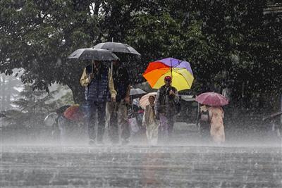 Heavy rain havoc: भारी बारिश का तांडव: उत्तर-पश्चिम, दक्षिण और पूर्वोत्तर भारत में अगले चार दिन सतर्क रहने की चेतावनी, हिमाचल प्रदेश में भारी बारिश का कहर जारी, 266 सड़कें बंद, करोड़ों का नुकसान 