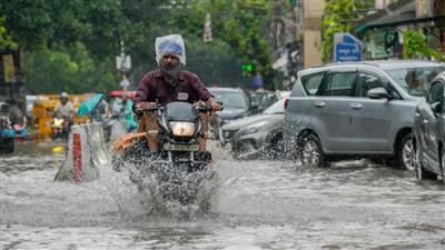 दिल्ली-एनसीआर में भारी बारिश से जनजीवन प्रभावित, यातायात विभाग ने जारी की ट्रैफिक एडवाइजरी