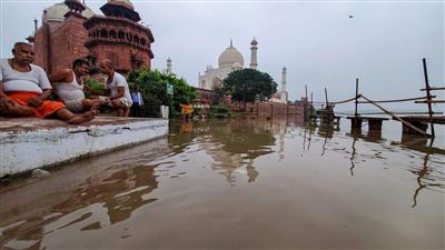 Such a scene after 47 years: Hundreds of villages submerged due to flood, water reached Taj Mahal: 47 साल बाद ऐसा नज़ारा: बाढ़ से सैकड़ों गांव जलमग्न, ताजमहल तक पहुँचा पानी