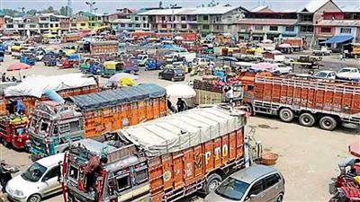 कश्मीर में फलों से लदे ट्रकों के लिए नई रणनीति, अब तक 1200 वाहन निकाले गए