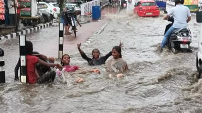 Changes in weather patterns in Delhi-NCR; दिल्ली-NCR में बदला मौसम का मिजाज, गुरुग्राम की सड़कें बनीं झील, लोगों की बढ़ी मुश्किलें