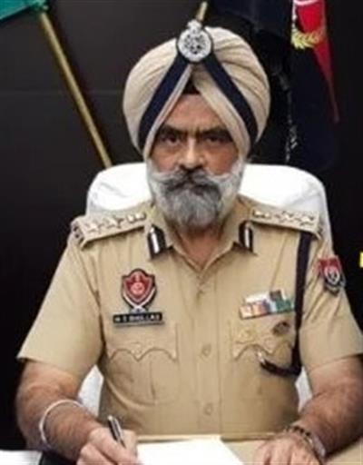 5 crore rupees in cash, gold, and luxury cars recovered from the premises of a bribe-taking DIG, raising questions about corruption again.: घूसखोर DIG के ठिकानों से बरामद 5 करोड़ नकद, सोना और लग्जरी गाड़ियां, भ्रष्टाचार पर फिर उठे सवाल