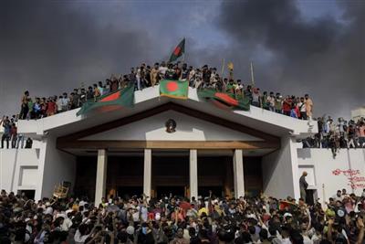 Bangladesh: Youth anger erupts over constitutional reforms, protesters enter Parliament premises: बांग्लादेश में संवैधानिक सुधारों को लेकर भड़का युवा आक्रोश, संसद परिसर में घुसे प्रदर्शनकारी