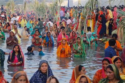 Chhath festival celebrated across the country: 36-hour fast completed by offering prayers to the rising sun: देशभर में छठ महापर्व की धूम: उगते सूर्य को अर्घ्य देकर पूर्ण होगा 36 घंटे का व्रत