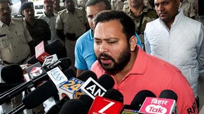 तेजस्वी यादव का बड़ा आरोप: ‘स्क्रीनशॉट भेज रहे अधिकारी’, दूसरे चरण के मतदान से पहले चुनाव आयोग से की शिकायत