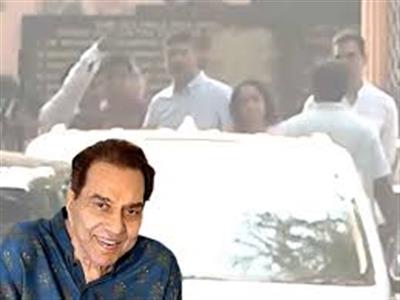 Actor Dharmendra passes away at the age of 89, last rites performed at Vile Parle crematorium: एक्टर धर्मेंद्र का 89 साल की उम्र में निधन, विले पार्ले श्मशान घाट में अंतिम संस्कार