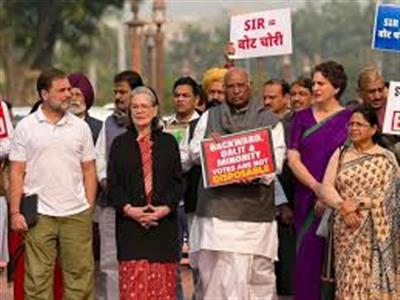 Opposition attacks outside Parliament! Serious allegations against the government, intensifying conflict during the winter session: संसद के बाहर विपक्ष का हल्ला बोल! सरकार पर बड़े आरोप, शीतकालीन सत्र में टकराव तेज