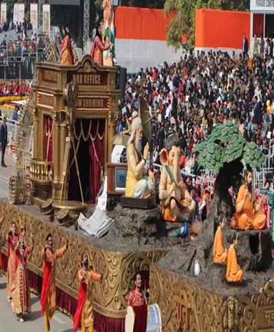 गणतंत्र दिवस परेड में सूचना एवं प्रकाशन मंत्रालय की झांकी भारत की कथा-कहानी परंपरा और वेव्स WAVES विजन को प्रदर्शित करता है