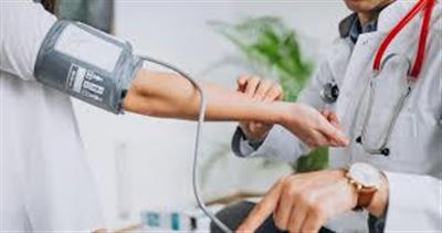 चि‍कित्‍सकों और स्वास्थ्य संसाधनों की कमी को दूर करने के लिए उठाए गए कदम