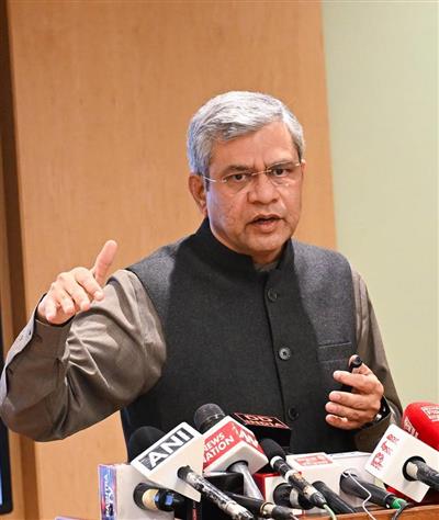 रेल मंत्रालय ने “बेहतर ऑन-बोर्ड सेवाएँ” एवं “गति शक्ति कार्गो टर्मिनलों और कार्गो-संबंधित सुविधाओं के माध्यम से रेल-आधारित लॉजिस्टिक्स” के साथ सुधार एक्सप्रेस को आगे बढ़ाया