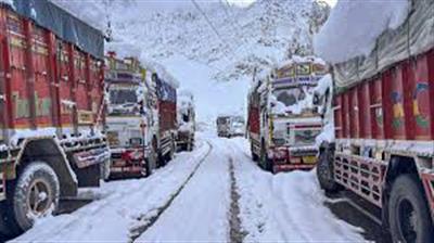 उत्तर भारत में मौसम यू-टर्न! पहाड़ों पर बर्फ, मैदानों में बढ़ी गर्मी