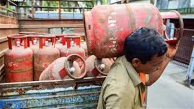 आज से महंगी हुई रसोई गैस: घरेलू LPG 60 और कमर्शियल सिलेंडर 115 रुपए बढ़ा
