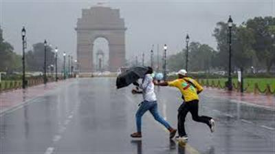 दिल्ली में बादलों की दस्तक, कश्मीर से असम तक बारिश-बर्फबारी का असर