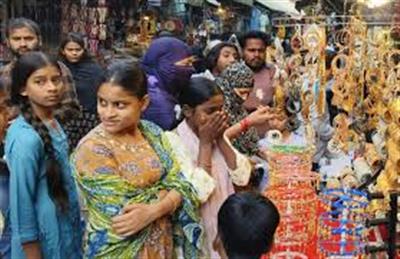 ईद का चांद दिखते ही बाजारों में उमड़ी भीड़, देर रात तक चली जमकर खरीदारी