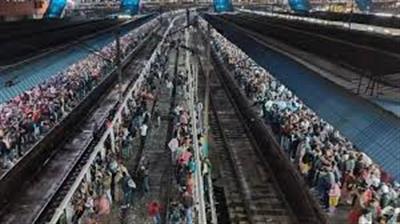 व्यस्त समय के दौरान रेल यात्रा को आरामदायक और सुरक्षित बनाने के लिए प्रतीक्षा स्थलों सहित देश भर के 76 स्टेशनों को सभी अत्याधुनिक सुविधाओं से सुसज्जित किया जा रहा है