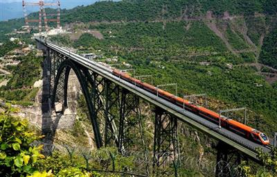 बढ़ती लोकप्रियता के चलते, वंदे भारत रेलगाड़ी पूरे देश में तेज, आरामदायक और आधुनिक रेल यात्रा के नए युग की मांग को बढ़ावा दे रही हैं