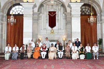 राष्ट्रपति ने राष्ट्रपति भवन में हुए समारोह में 15 पुरस्कृत व्यक्तियों को राष्ट्रीय फ्लोरेंस नाइटिंगेल पुरस्कार 2026 प्रदान किए