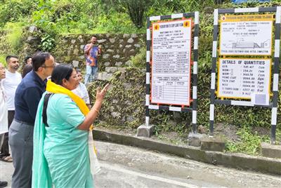 केंद्रीय राज्यमंत्री सावित्री ठाकुर ने नामची में ग्रामीण सड़क तथा महिला और बाल कल्याण योजनाओं की समीक्षा की