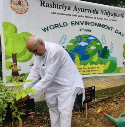 राष्ट्रीय आयुर्वेद विद्यापीठ ने विश्व पर्यावरण दिवस 2026 के अवसर पर वृक्षारोपण अभियान और पौध वितरण कार्यक्रम का आयोजन किया