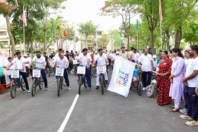 महिला एवं बाल विकास राज्य मंत्री  श्रीमती सावित्री ठाकुर ने युवाओं एवं नागरिकों से स्वस्थ एवं सक्रिय जीवनशैली अपनाने का आग्रह किया