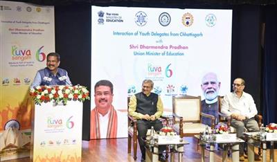 केंद्रीय शिक्षा मंत्री श्री धर्मेंद्र प्रधान ने नई दिल्ली में 'युवा संगम चरण VI' के तहत छत्तीसगढ़ के छात्र प्रतिनिधिमंडल से बातचीत की