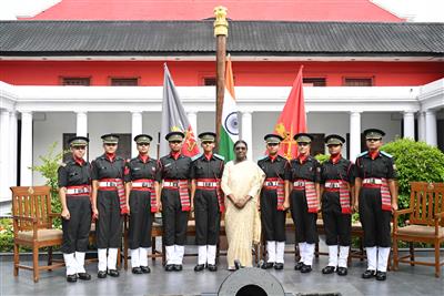 भारत के राष्ट्रपति ने भारतीय सैन्य अकादमी में 158वें नियमित पाठ्यक्रम और 141वें तकनीकी स्नातक पाठ्यक्रम की पासिंग आउट परेड का निरीक्षण किया
