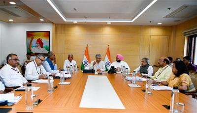 रेल मंत्री ने स्टेशन प्रबंधन को अधिक कुशल बनाने के लिए स्टेशन मास्टरों को सशक्त बनाने हेतु व्यापक उपायों की समीक्षा की