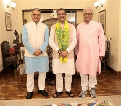केंद्रीय शिक्षा मंत्री ने पश्चिम बंगाल के उच्च शिक्षा और स्कूल शिक्षा मंत्रियों के साथ बैठक की